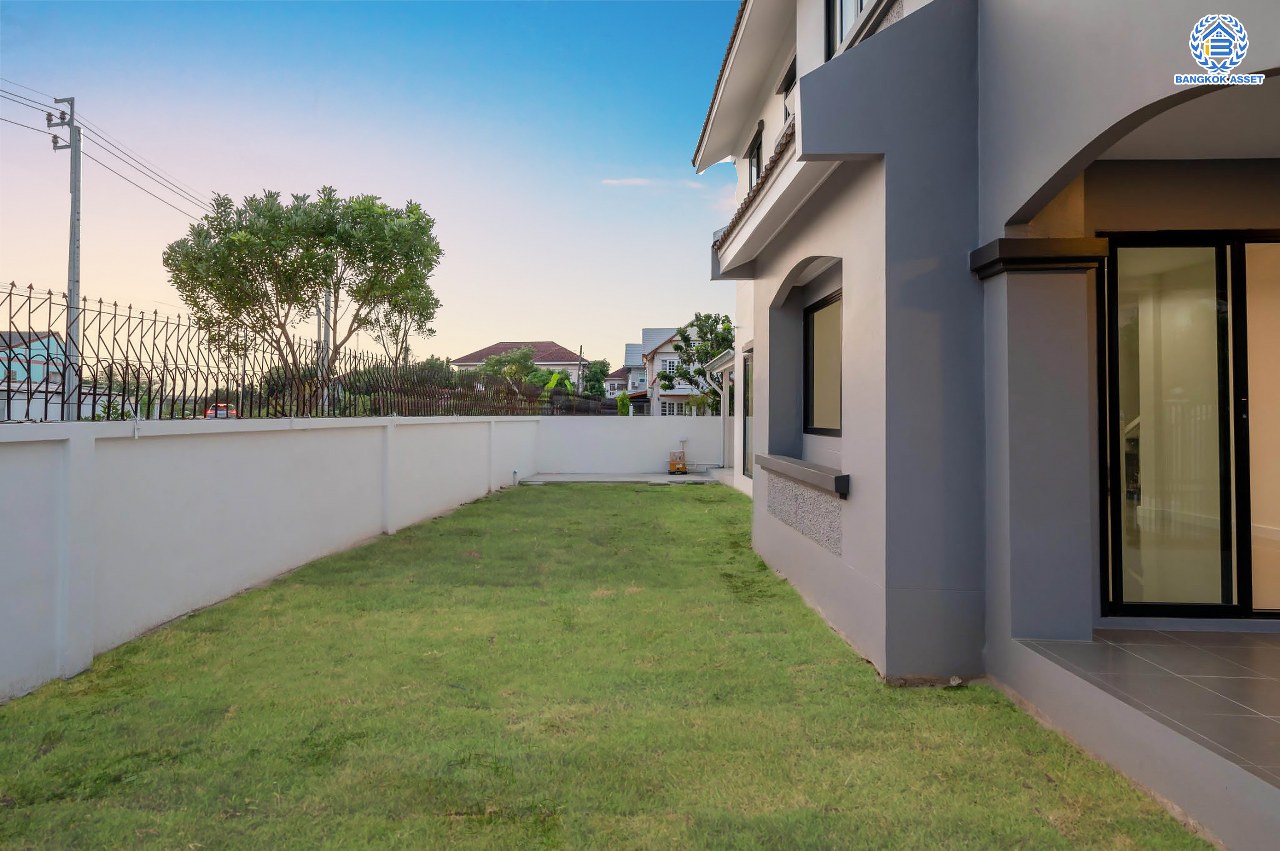 บ้านมือสองตกแต่งใหม่ คุณภาพแบรนด์ LH โครงการ ชลลดา บางบัวทอง เนื้อที่ 72 ตร.ว. ตกแต่งหรูหรา ฟังก์ชันจัดเต็ม 3 ห้องนอน 2 ห้องน้ำ 1 ห้องอเนกประสงค์ จอดรถได้ 1 คัน พร้อม Facilities ครบ! บนทำเลคุณภาพ เชื่อมต่อได้หลายเส้นทาง ใกล้เซ็นทรัลเวสต์เกต และรถไฟฟ้า "สถานีบางพลู"